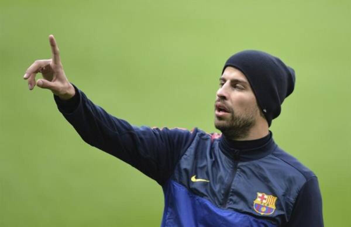 Piqué hace un gesto mientras entrena.