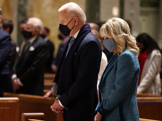 Joe y Jill Biden en misa antes de la posesión. 