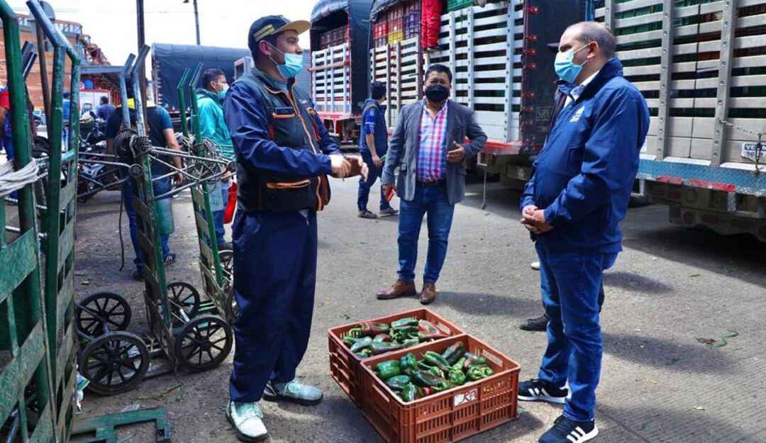 Visita a Corabastos del Defensor del Pueblo Carlos Camargo