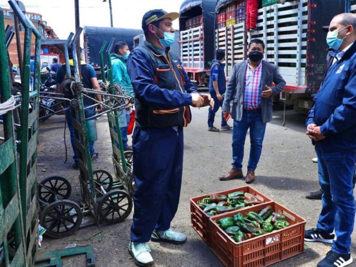 En visita a Corabastos, la Defensoría pidió no jugar con la comida