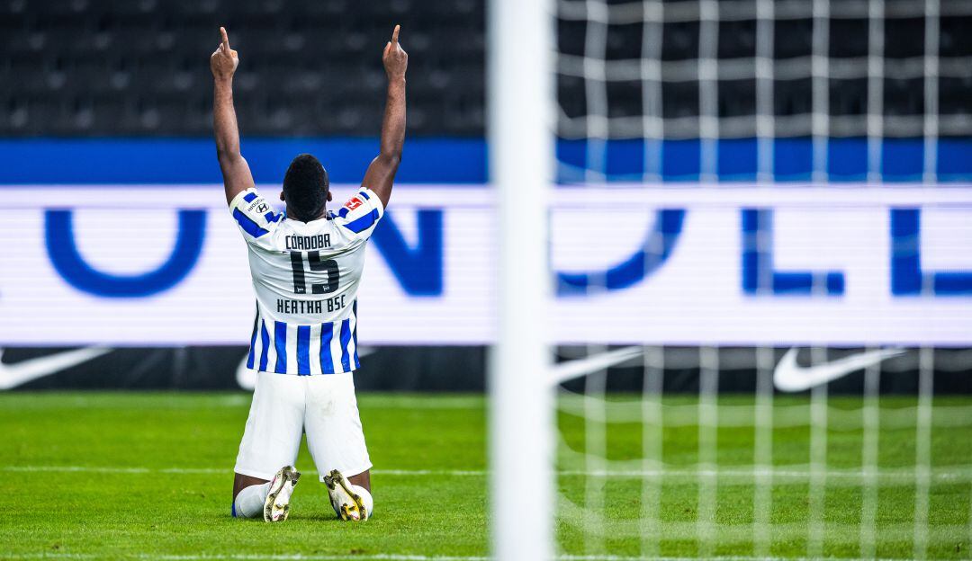 Jhon Córdoba celebra su gol ante el Schalke 04.