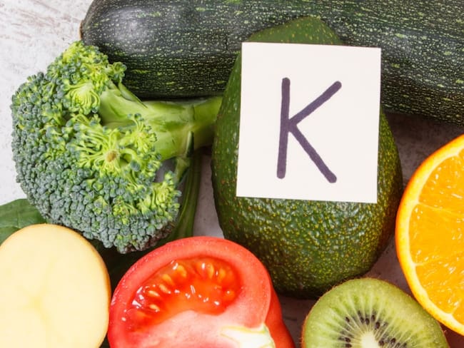 Imagen de referencia sobre la vitamina K y los alimentos que la contienen // Getty Images