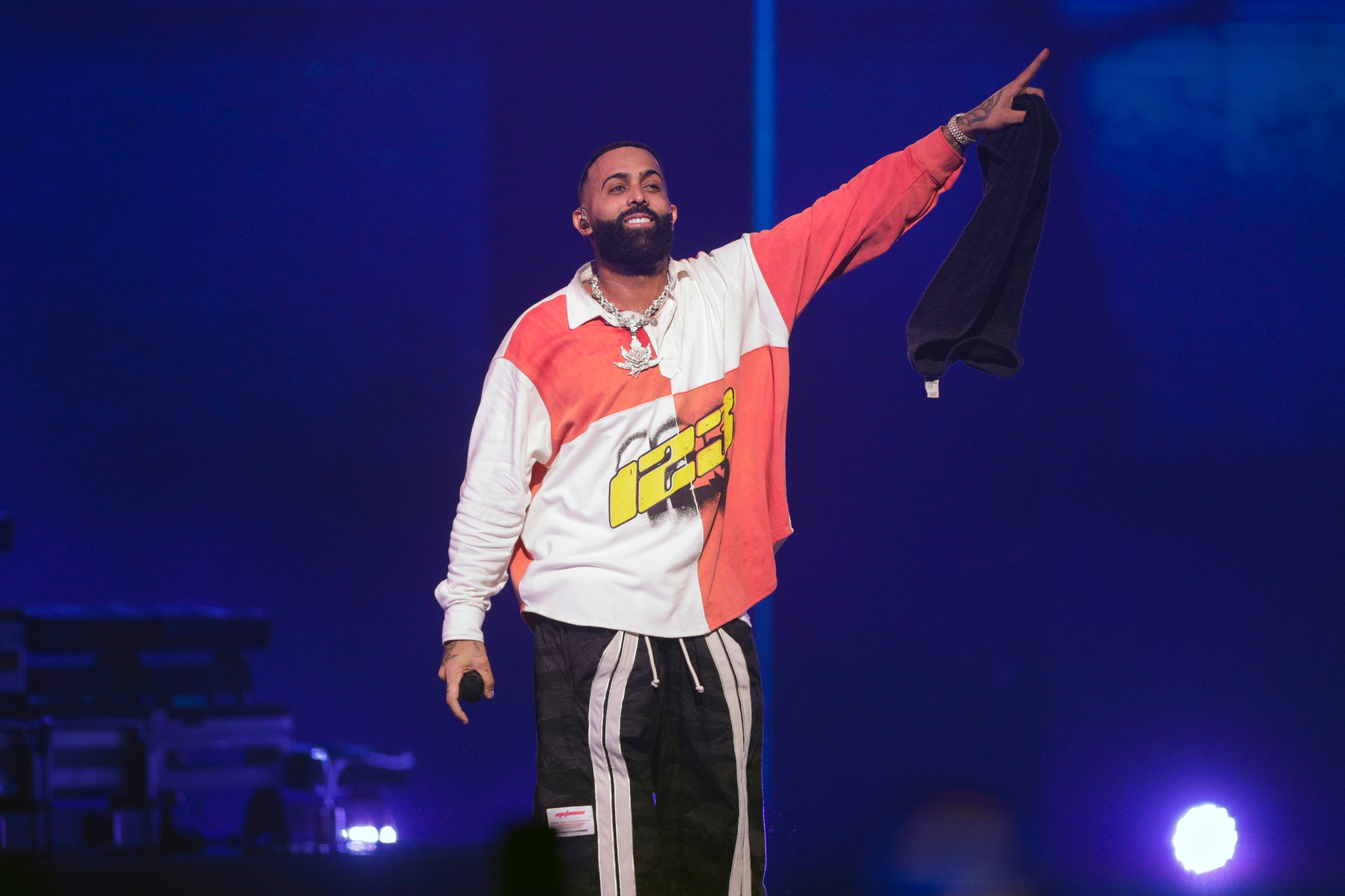 AME4956. BOGOTÁ (COLOMBIA), 30/04/2025.- Fotografía de archivo del 28 de febrero de 2025 del cantante Eladio Carrión durante el 64º Festival Internacional de la Canción de Viña del Mar, en Viña del Mar (Chile). Carrión anunció que Colombia será una de las paradas de su nueva gira mundial, 'DON KBRN World Tour', con presentaciones en Bogotá, Cali y Medellín EFE/ Adriana Thomasa/ ARCHIVO