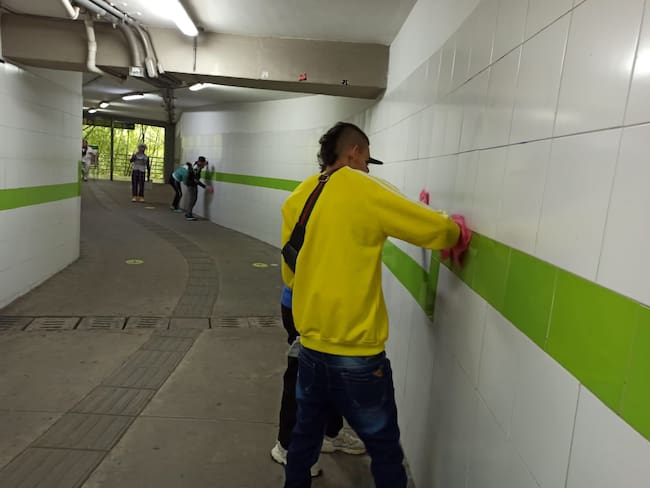 Infractores del Código de Policía limpian estación de Metrolinea