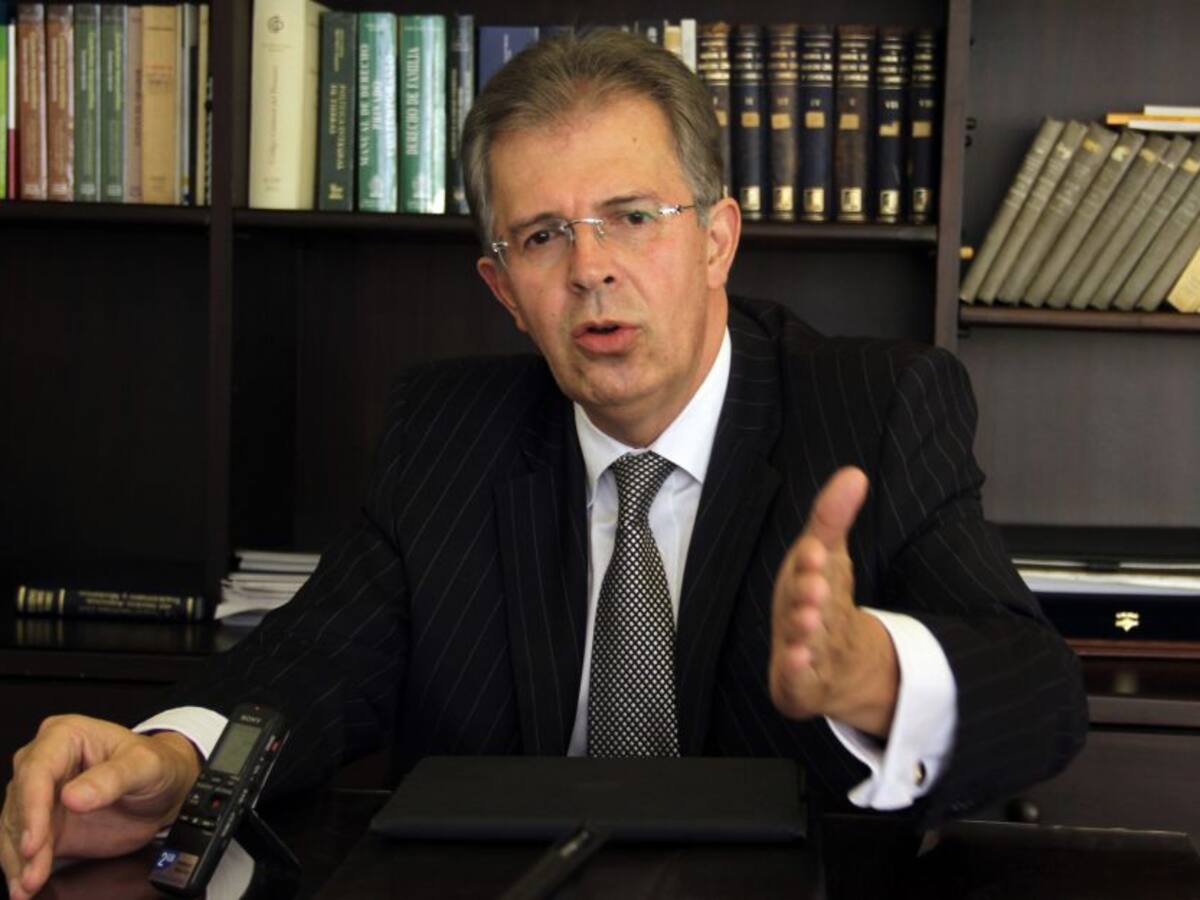 Hay que acabar con el sistema para elegir magistrados de la Corte: Arrubla