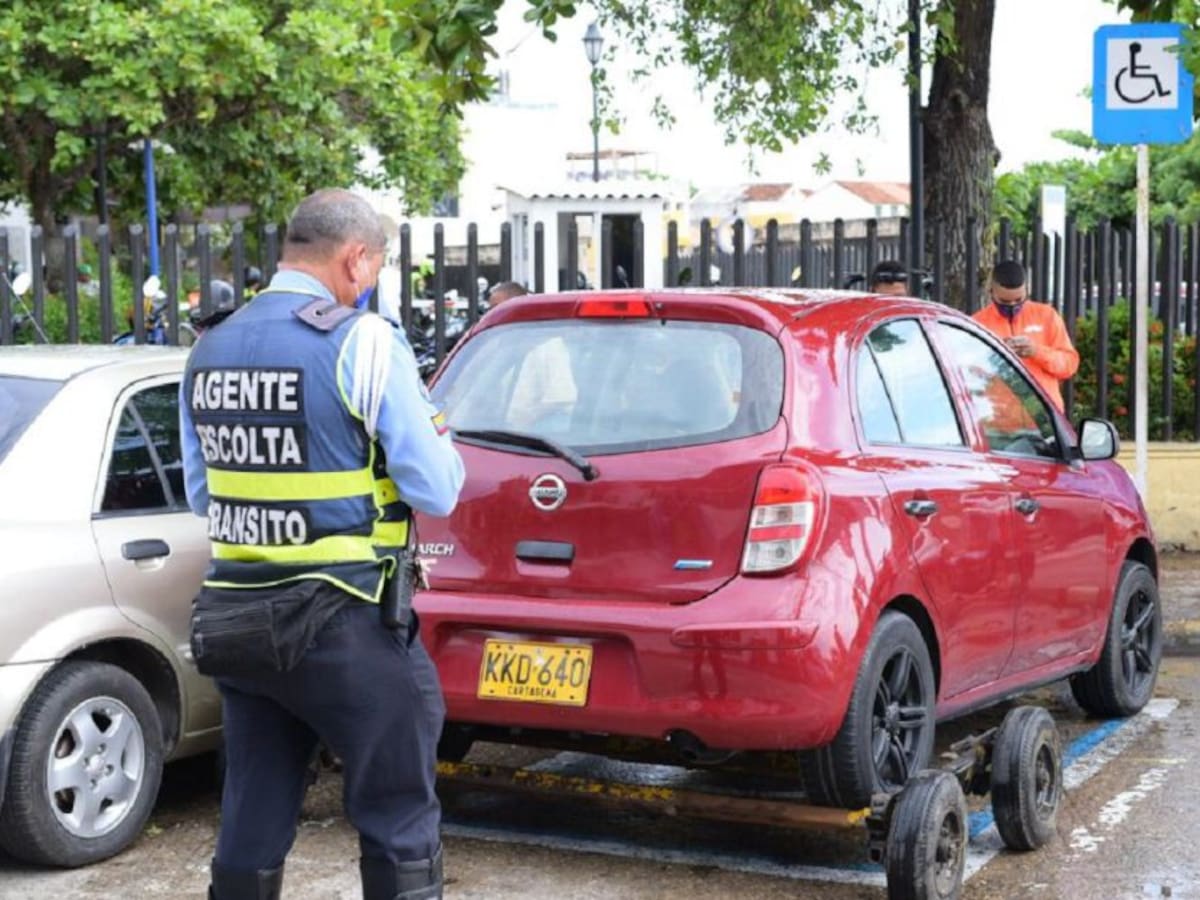 Vuelven las grúas buscando vehículos mal parqueados en Cartagena