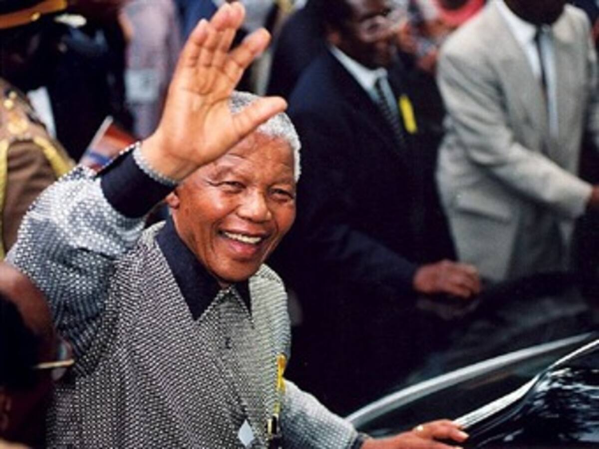 Sudáfrica sigue en vilo por Mandela, que pasa su cuarto día en estado crítico