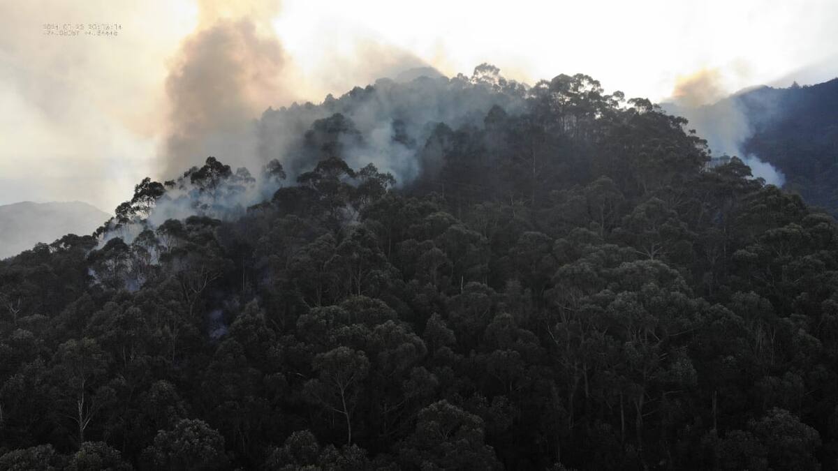 Bomberos Bogotá pide avión de la Policía para controlar incendio en cerros orientales