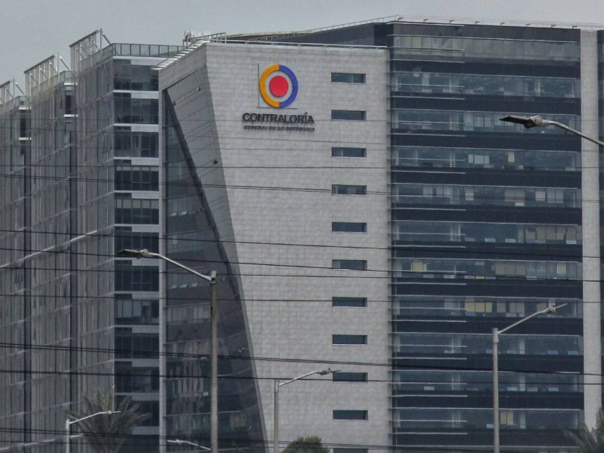 Contraloría dice que sí existen contratos para vacunación contra COVID-19