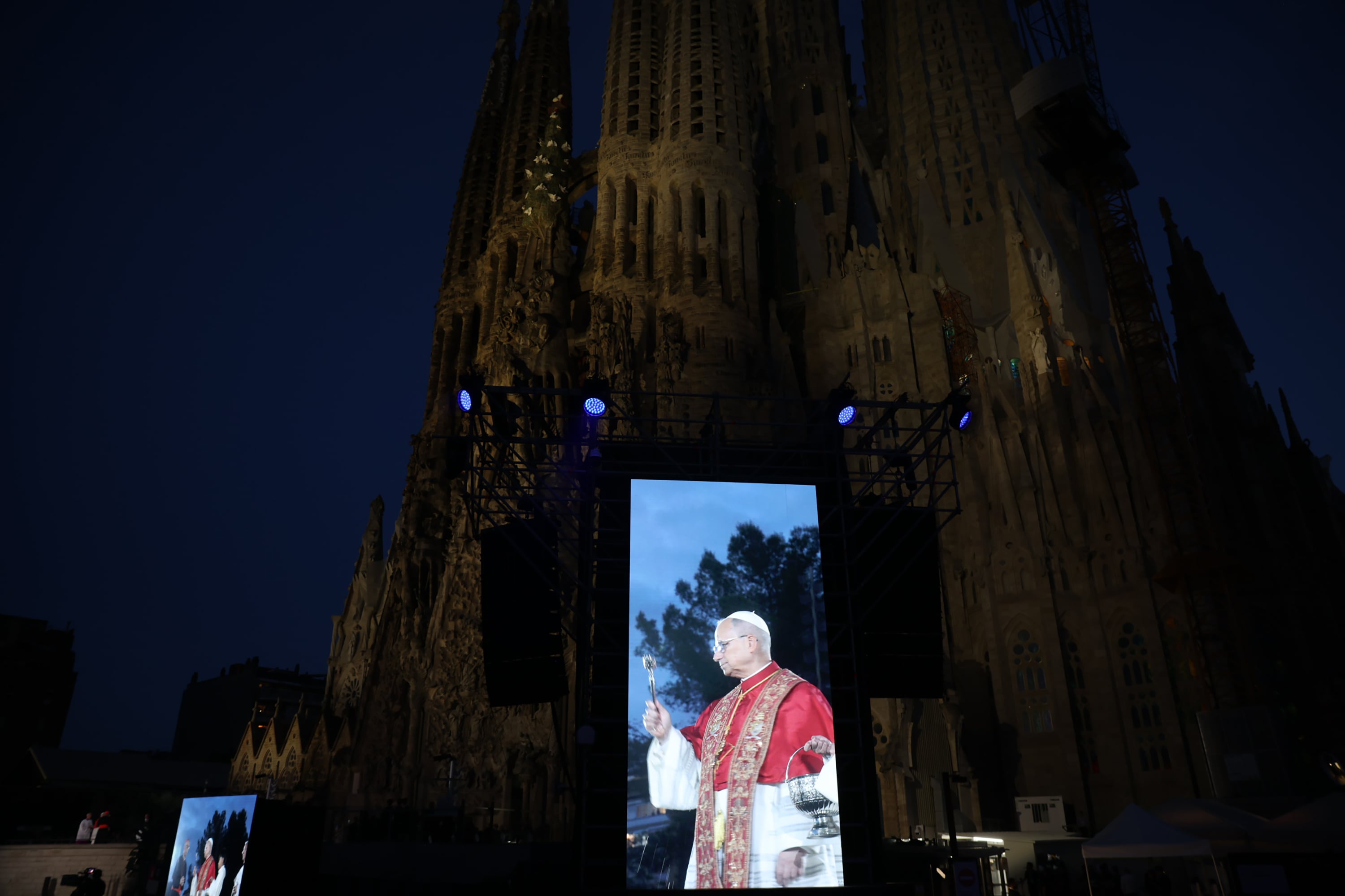 El papa León XIV bendijo en Barcelona la Torre de Jesús, la más alta de la Basílica de la Sagrada Familia y del mundo, y afirmó que es obra del “arquitecto de Dios”, en referencia a Antoni Gaudí.
(Foto: Dan Kitwood/Getty Images)