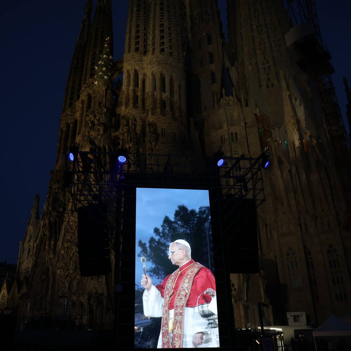 Papa León XIV bendice la Torre de Jesús de la Sagrada Familia, la más alta del mundo