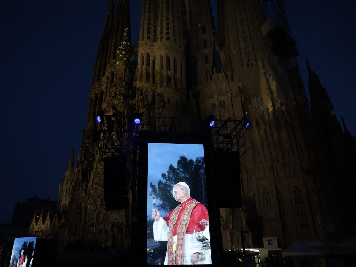 Papa León XIV bendice la Torre de Jesús de la Sagrada Familia, la más alta del mundo