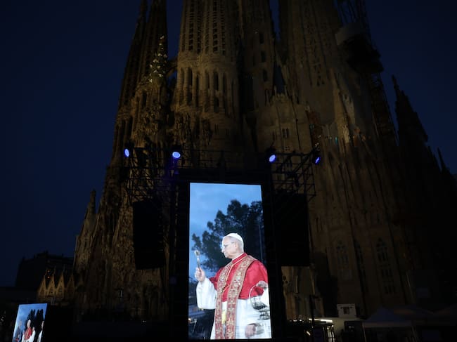 El papa León XIV bendijo en Barcelona la Torre de Jesús, la más alta de la Basílica de la Sagrada Familia y del mundo, y afirmó que es obra del “arquitecto de Dios”, en referencia a Antoni Gaudí.
(Foto: Dan Kitwood/Getty Images)