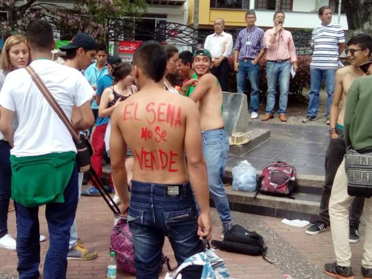 Estudiantes Sena protestaron con dorso desnudo y pintado apoyando paro nacional