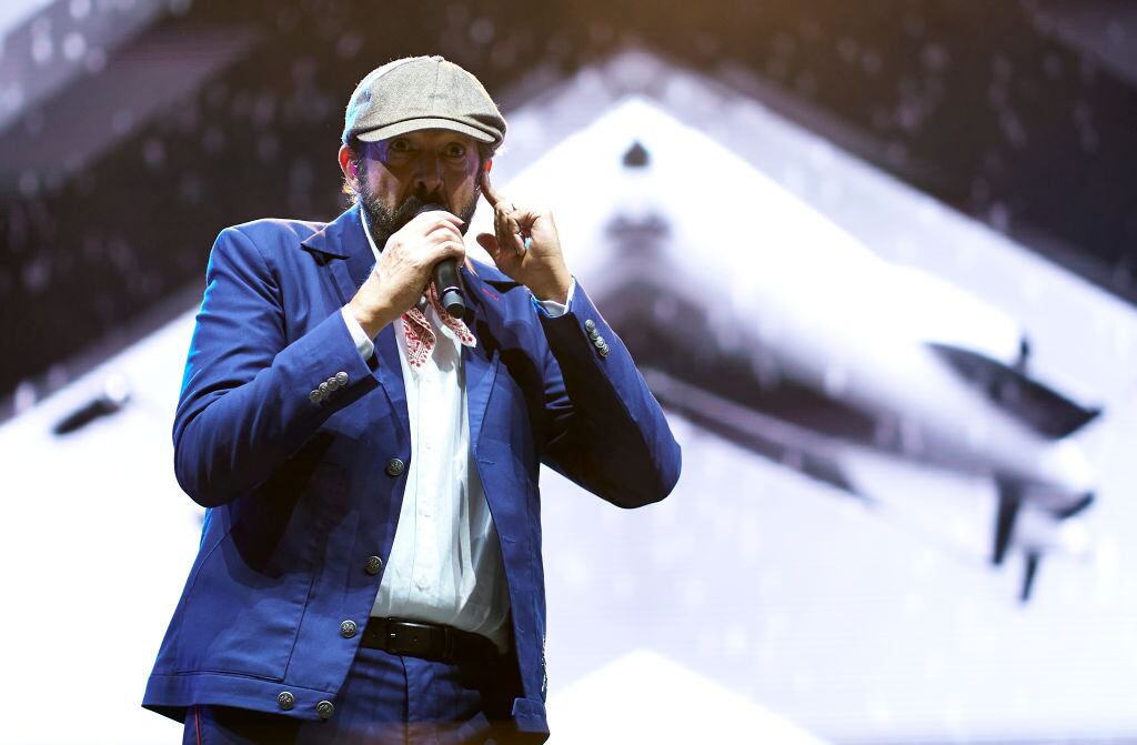 VALENCIA, SPAIN - JULY 03: Juan Luis Guerra performs in concert during his 'Entre Mar y Palmeras Concert Tour' at Estadio Ciutat de Valencia on July 03, 2022 in Valencia, Spain. (Photo by Manuel Queimadelos Alonso/Redferns)