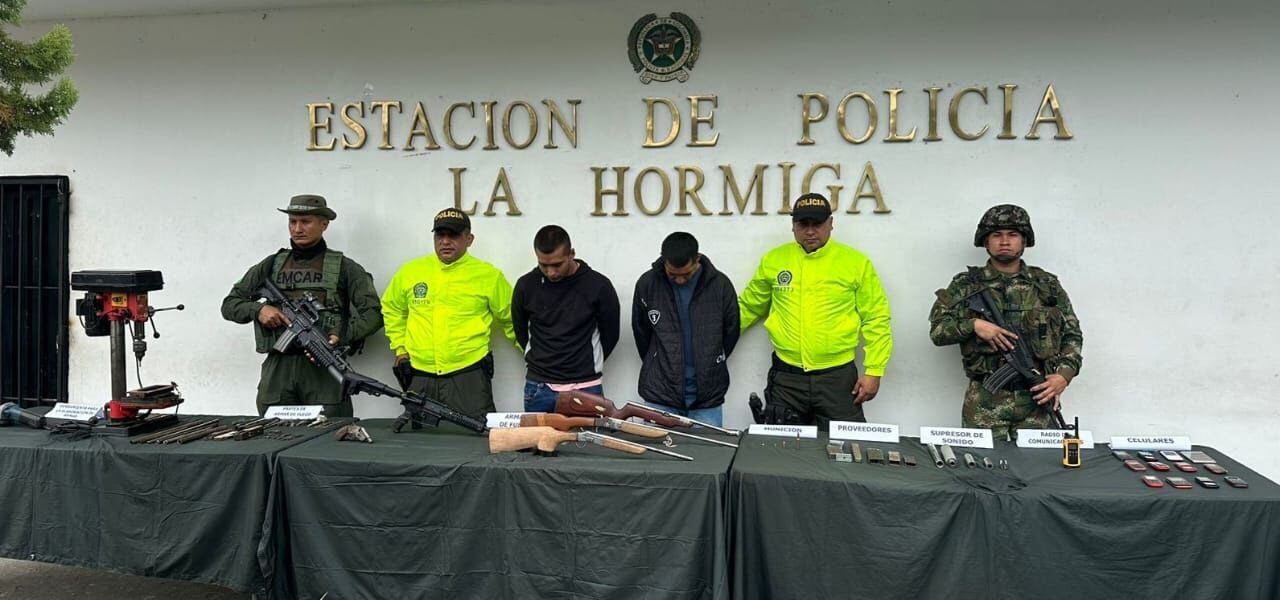 Las personas capturadas al parecer estarían dedicadas a la fabricación de armas y mantenimiento de armas de fuego en este municipio.