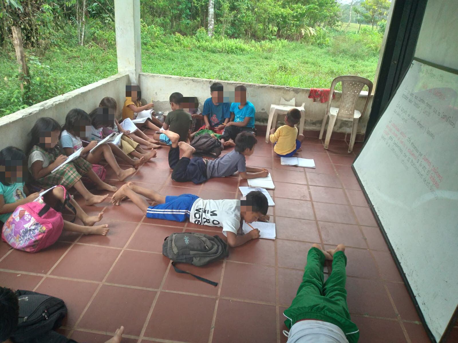 Menores sin salón de clase estudiando en el piso por una disputa entre autoridades indígenas - foto gobernación de Antioquia.