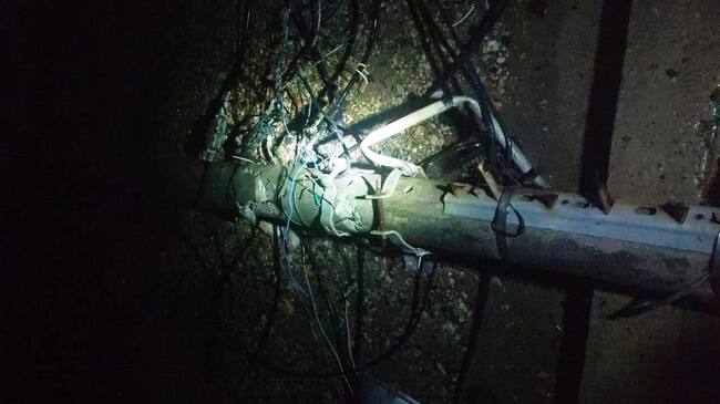 Caída de poste de energía en Loma de Arena deja parte del poblado sin servicio de energía