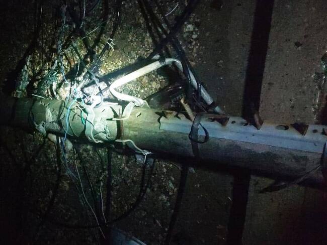 Caída de poste de energía en Loma de Arena deja parte del poblado sin servicio de energía