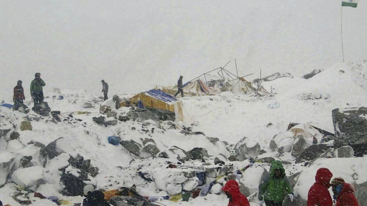 Al menos 10 alpinistas murieron por consecuencia de una avalancha tras el terremoto de 7,9 grados. Hay montañistas atrapados y campamentos sepultados. En la zona está nevando razón por la cual los helicópteros no pudieron llegar pronto para prestar labores de auxilio.