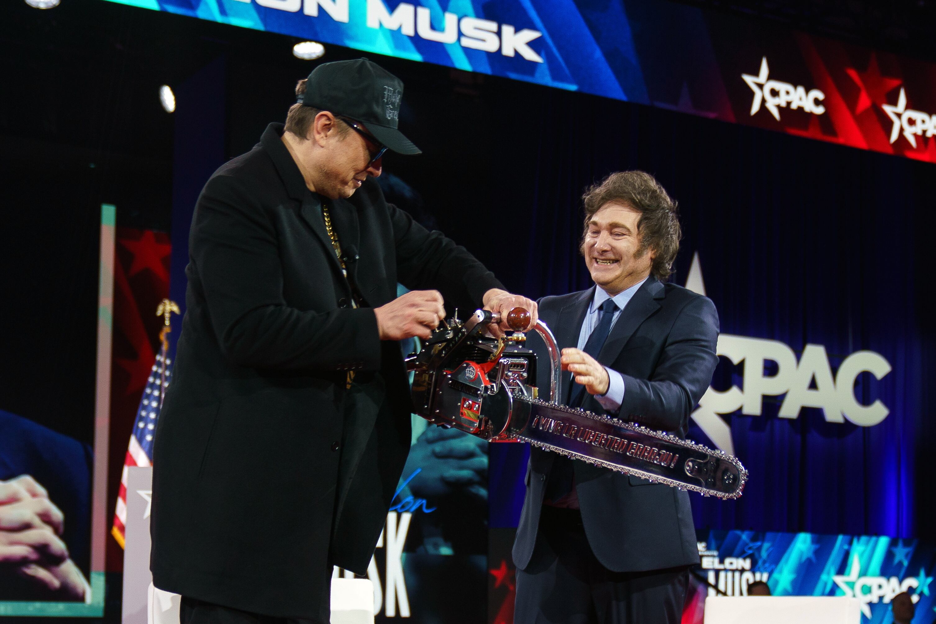 WASHINGTON (United States), 21/02/2025.- Argentine President Javier Milei (R) hands US entrepreneur and US special government employee Elon Musk a chainsaw at the Conservative Political Action Conference (CPAC) 2025 at National Harbor, Maryland, USA, 20 February 2025. The Conservative Political Action Conference is an annual political conference attended by conservative activists and elected officials from across the United States and beyond. (Estados Unidos) EFE/EPA/WILL OLIVER / POOL