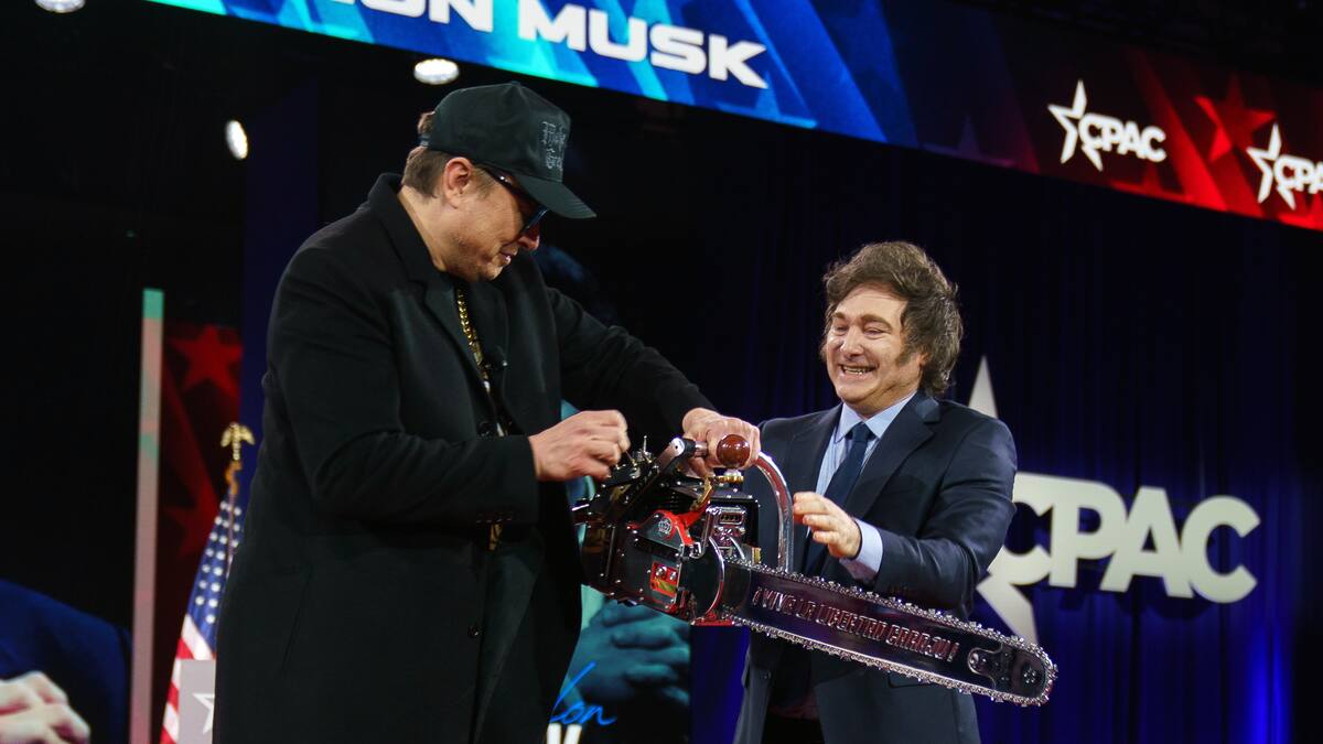 Milei regala a Elon Musk una motosierra como símbolo de los recortes federales en EE.UU.