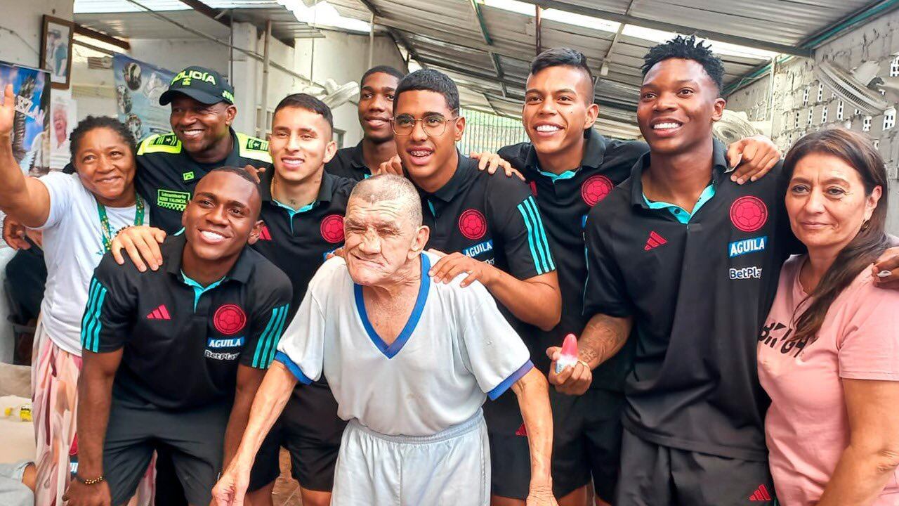 Los jugadores de la Selección Colombia Sub-20 compartieron junto a adultos mayores en Aguablanca / Twitter: @FCFSeleccionCol