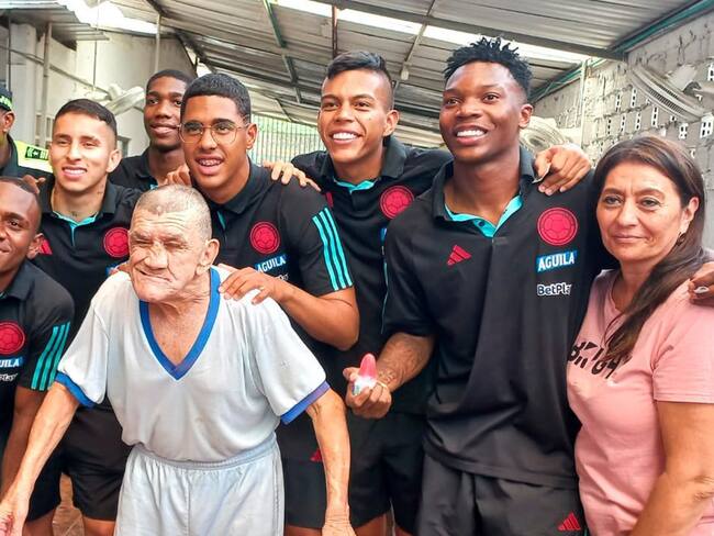 Los jugadores de la Selección Colombia Sub-20 compartieron junto a adultos mayores en Aguablanca / Twitter: @FCFSeleccionCol