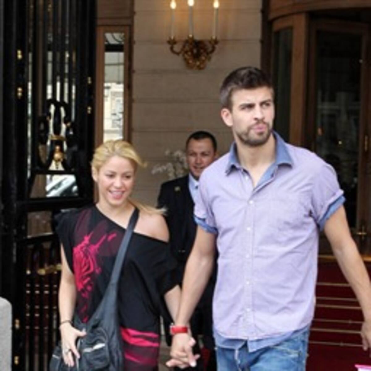 'Piqué se merece un millón de canciones de amor': Shakira