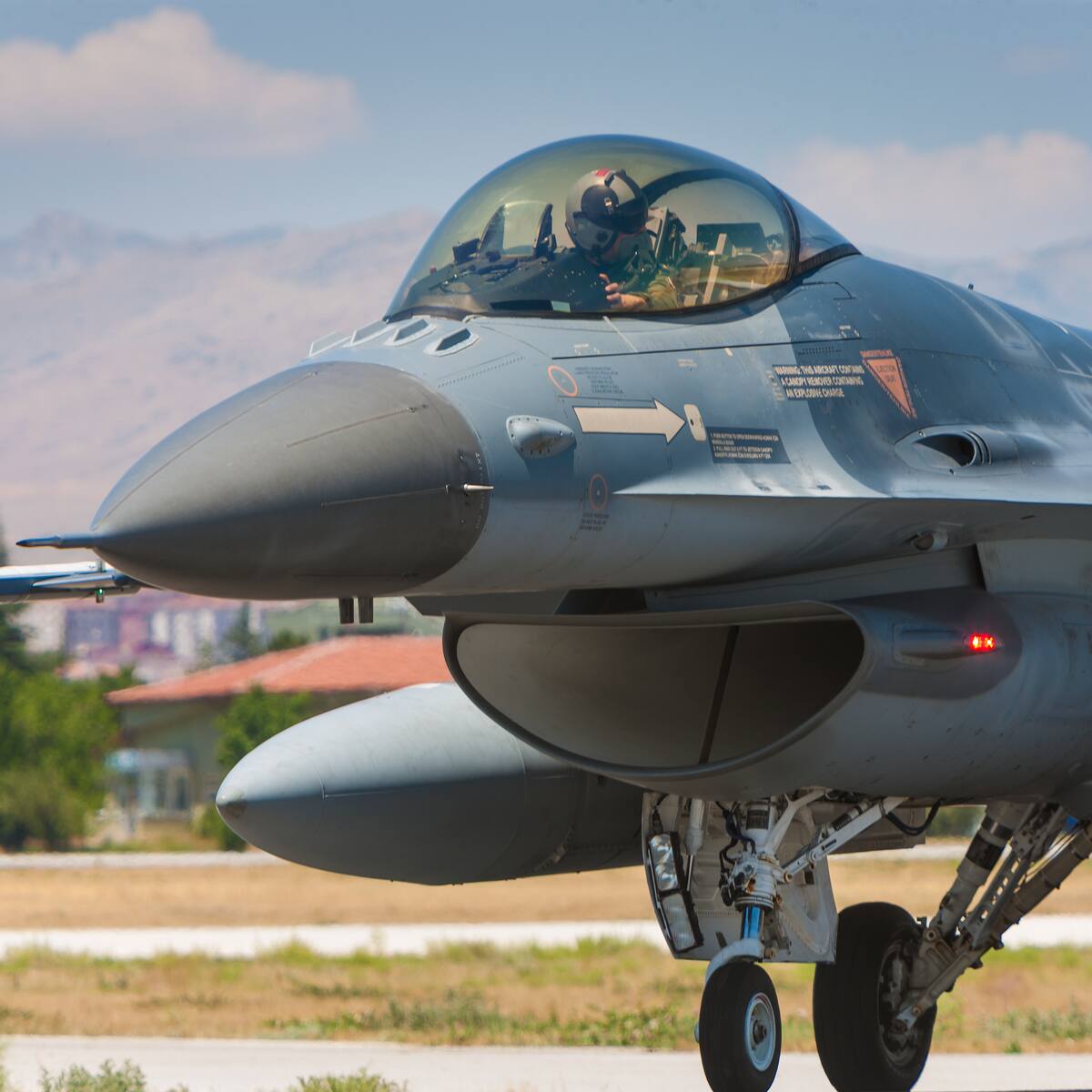 Republicanos critican a Biden por no otorgar aviones de combate a Ucrania