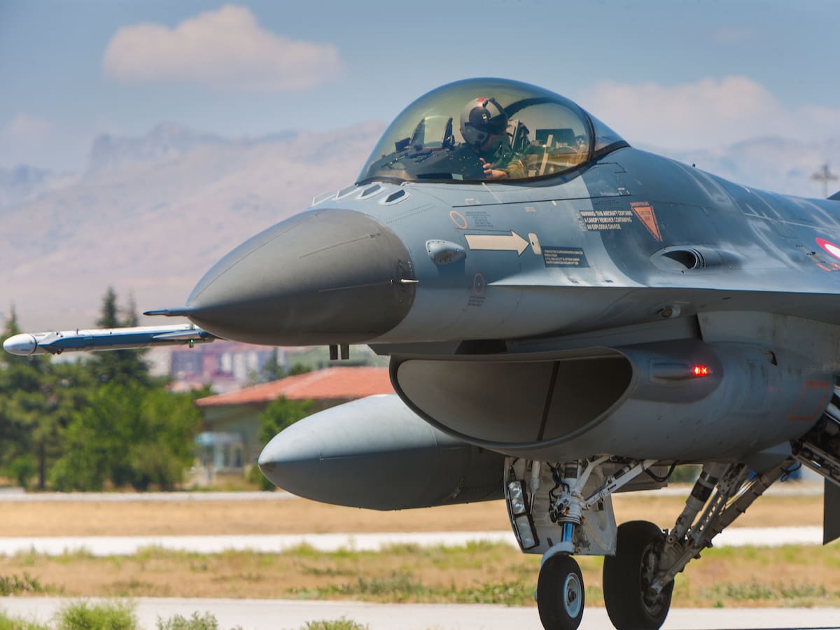 Republicanos critican a Biden por no otorgar aviones de combate a Ucrania