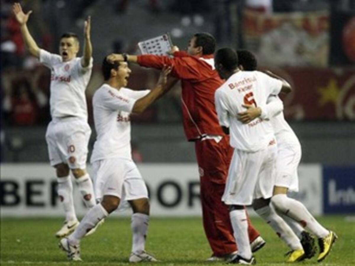 Inter de Brasil elimina al campeón Estudiantes de la Copa Libertadores. La U. de Chile saca a Flamengo