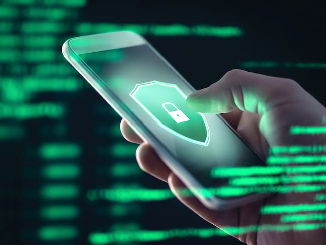 Celular Android con signo de seguridad verde (Getty Images)
