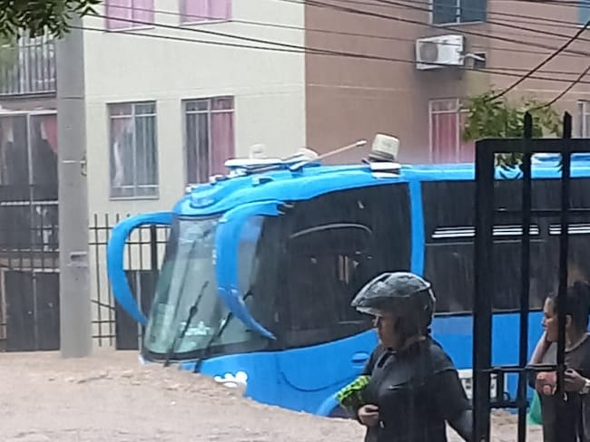 Fuerte aguacero en Santa Marta inunda barrios y genera caos en la movilidad