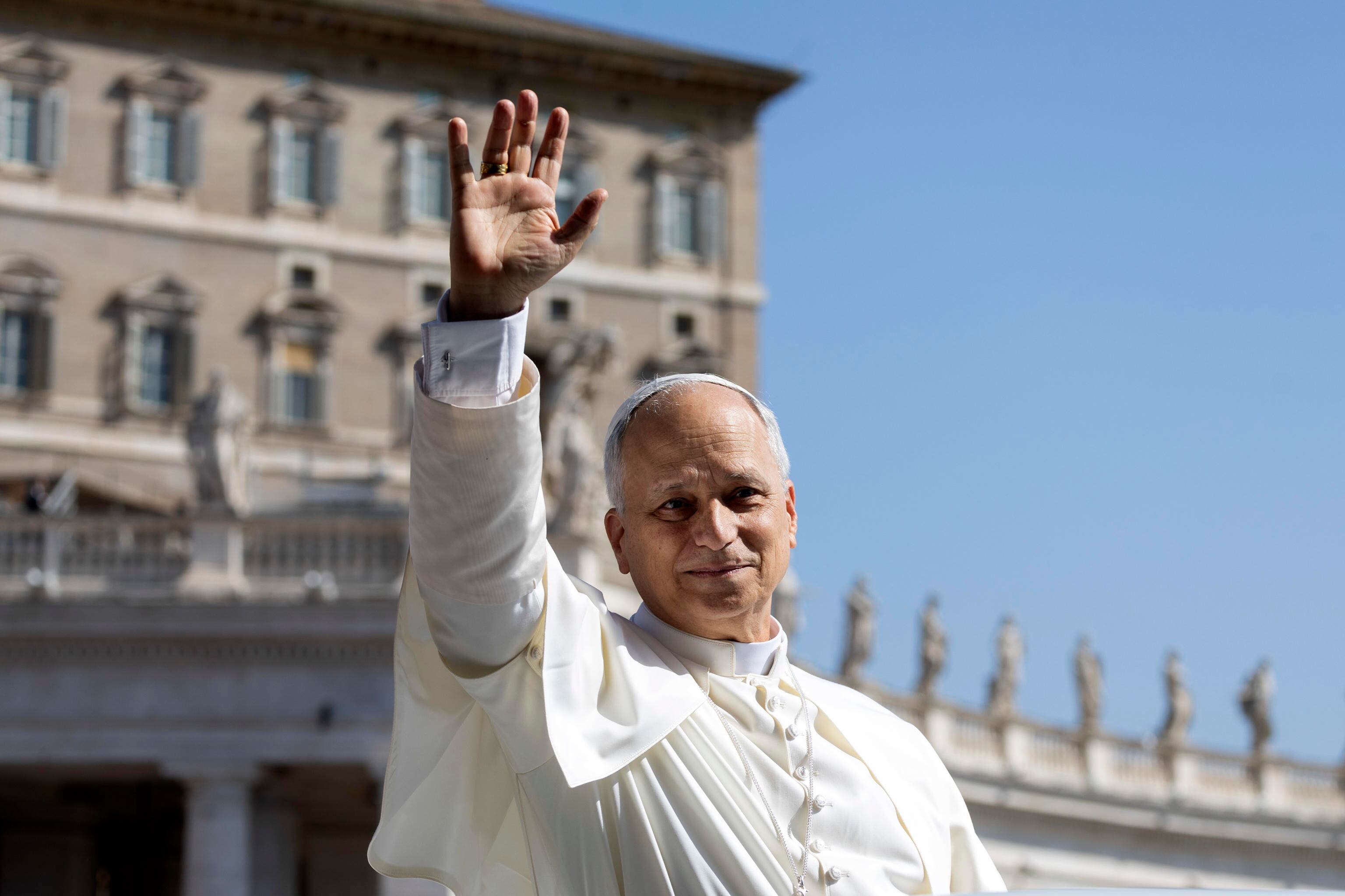 El papa León XIV saluda desde el papamóvil a su llegada a la plaza de San Pedro del Vaticano para oficiar la misa de Pentecostés este domingo. EFE/ Massimo Percossi