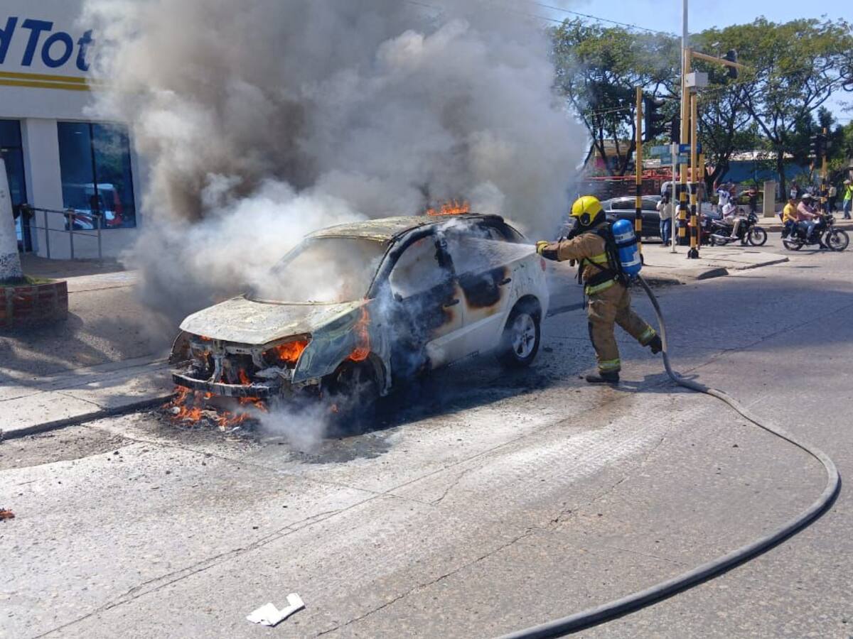 Incendio de vehículo frente al Castillo San Felipe fue atendido por Bomberos