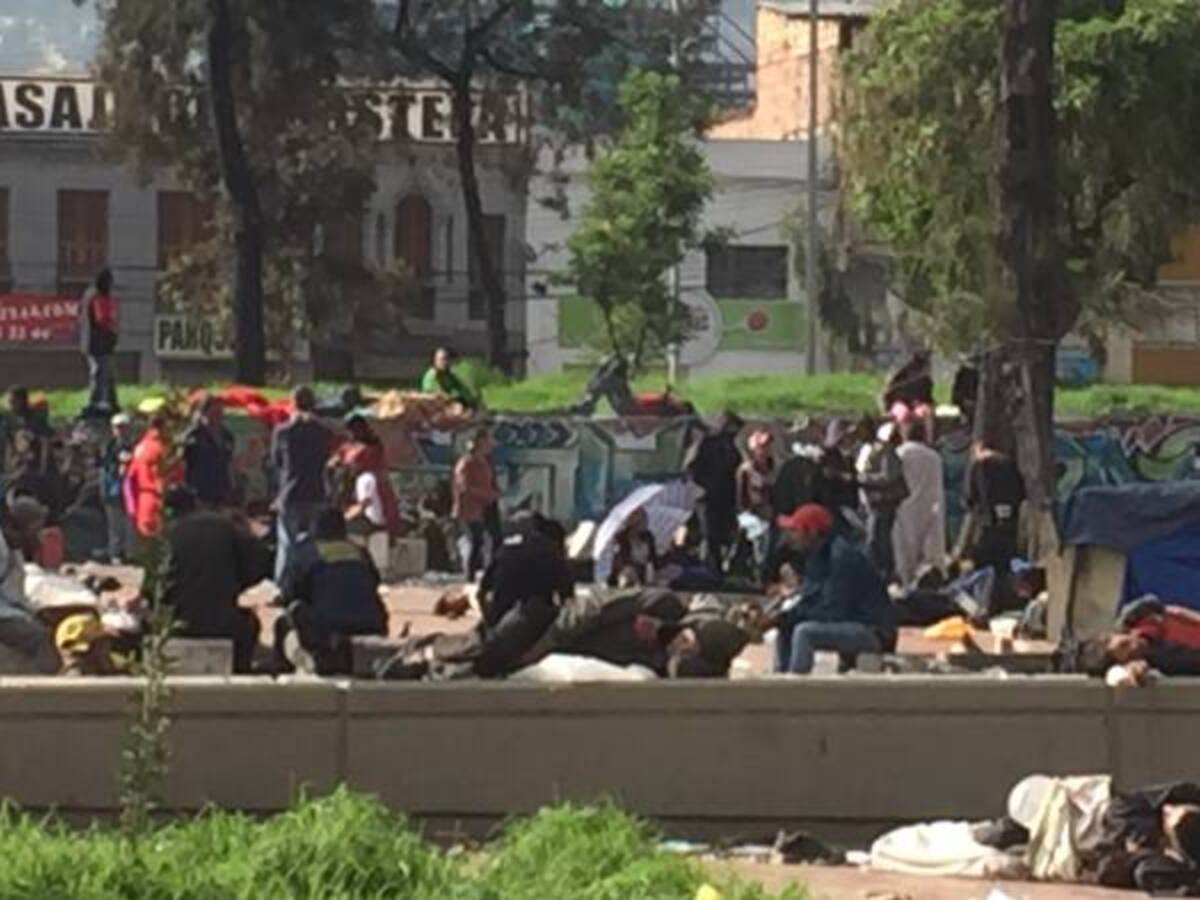 Habitantes de calle impiden el paso de peatones y autoridades a la Plaza España