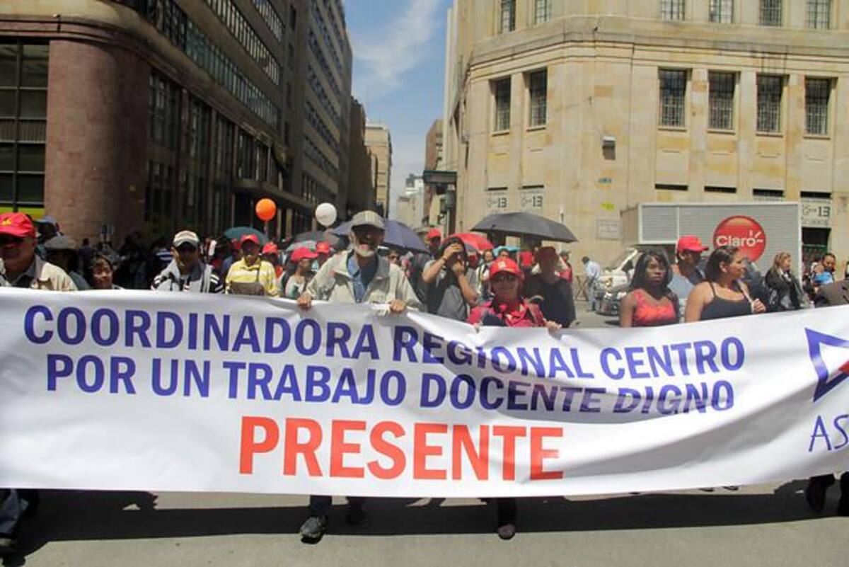 Los docentes arribaron a la Plaza de Bolivar de Bogotá tras radicar pliego de peticiones en el Ministerio de Educación.