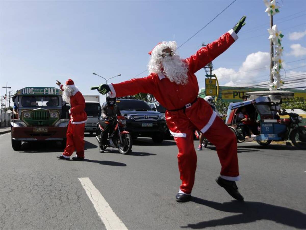 Árboles humanos, en los ríos y las ciudades más emblemáticas del mundo inundadas de luces y de la magia de la navidad. / Manila, Filipinas.