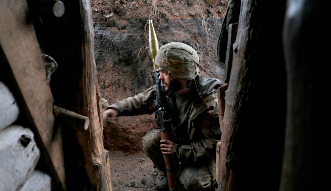 Soldado ucraniano atrincherado en la región fronteriza con Rusia.                       Foto: Getty 
