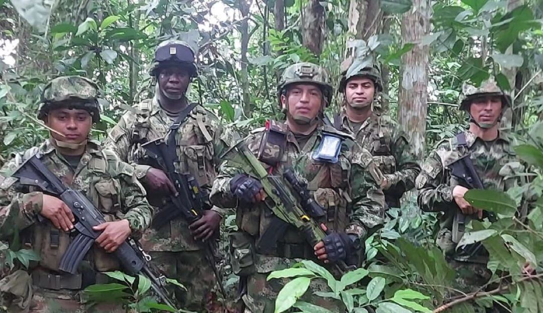 El capitán Juverney Aroca Orjuela (centro) y sus soldados, rechazaron la millonaria oferta.