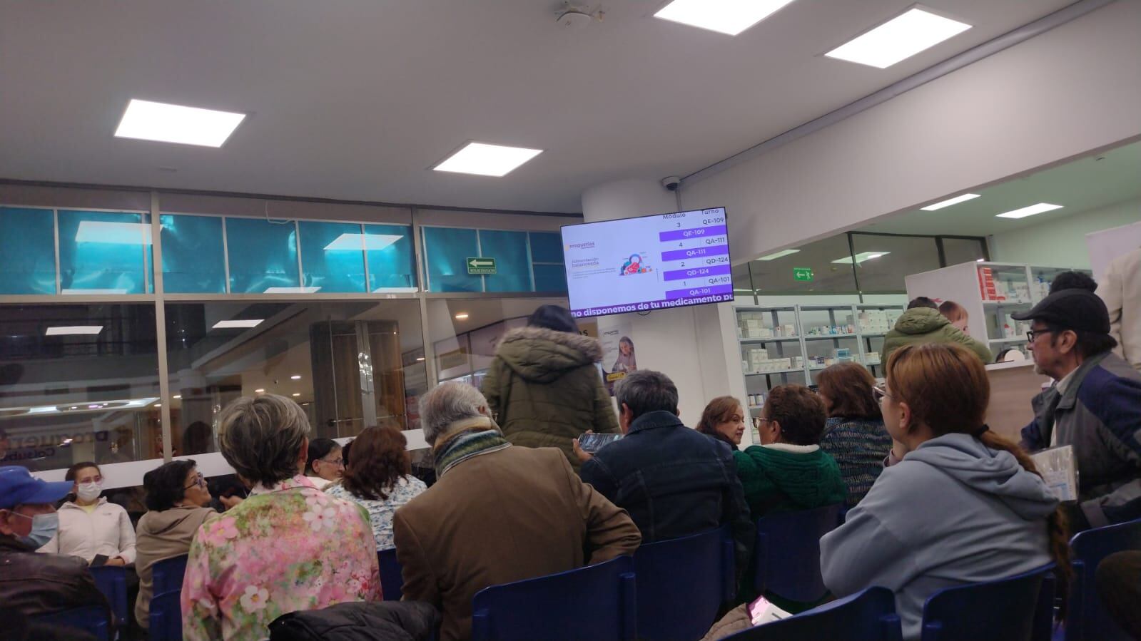 Este era el panorama que se presentaba a las 8:00 p.m., del 13 de enero de 2026 en el dispensario de Colsubsidio, en el Centro Comercial Centro Norte de Tunja, Boyacá.
