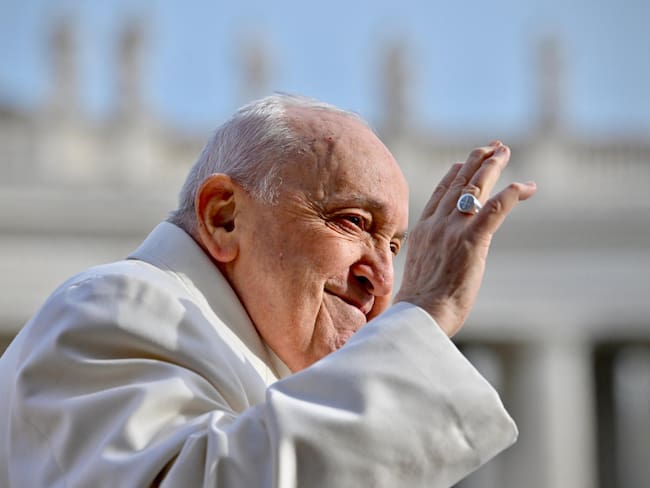 El Papa Francisco saluda a los fieles durante su audiencia general en la Plaza de San Pedro. EFE/EPA/ALESSANDRO DI MEO