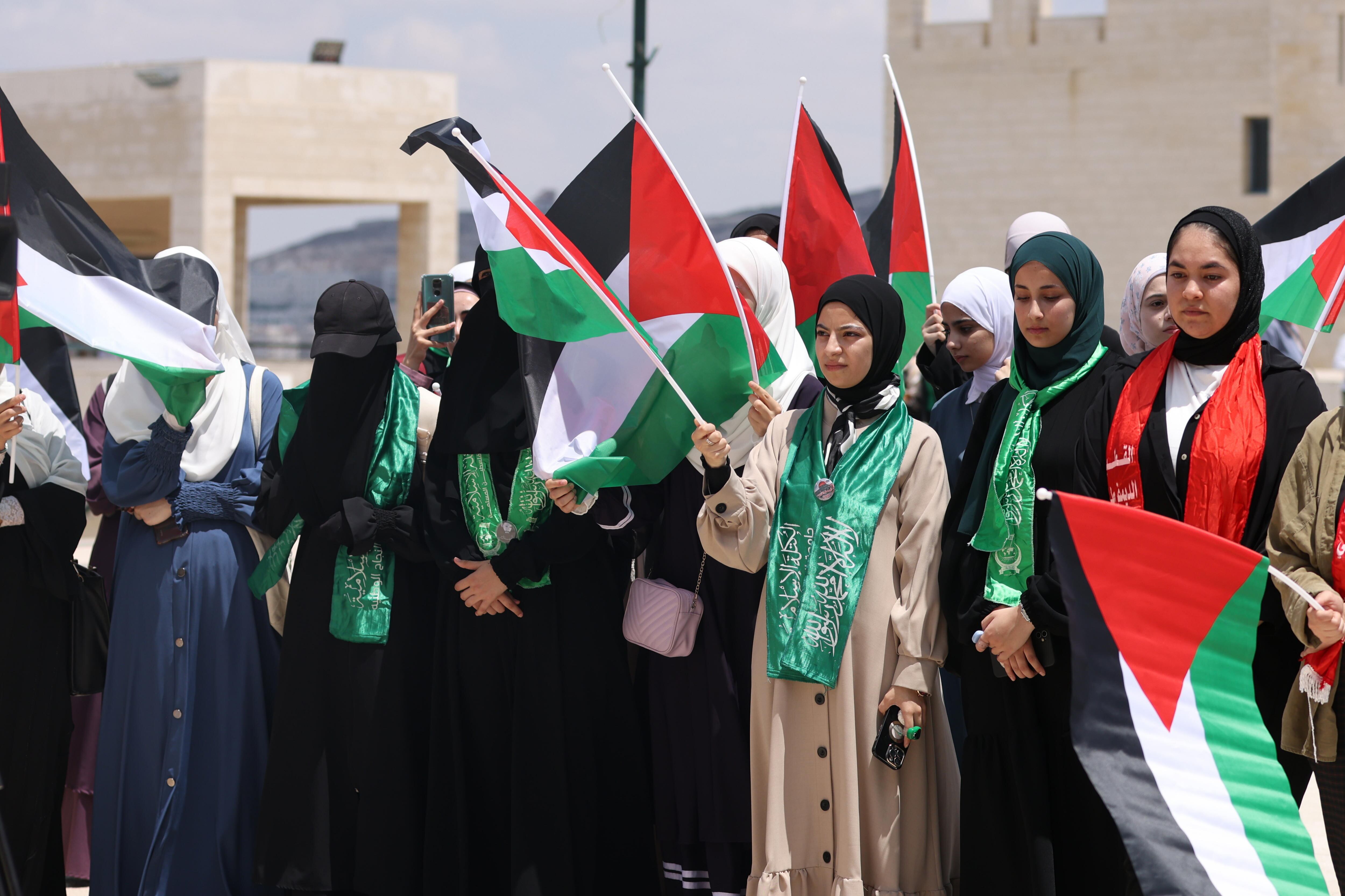 Protesta de estudiantes, tras el ataque de fuerzas israelíes a un colegio en la Franja de Gaza. Foto: EFE/EPA/ALAA BADARNEH