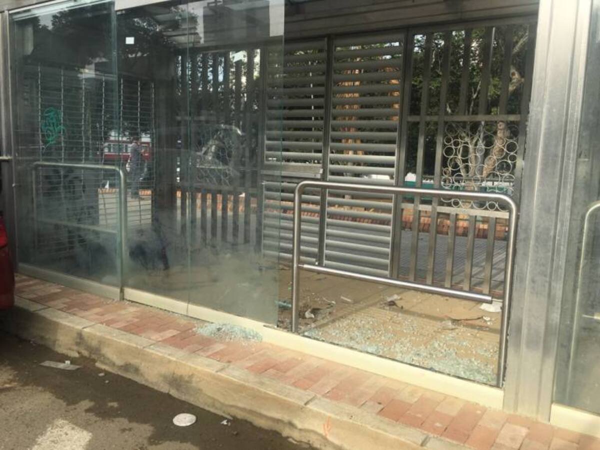 Causaron destrozos a estación de Metrolínea en parque de los Niños