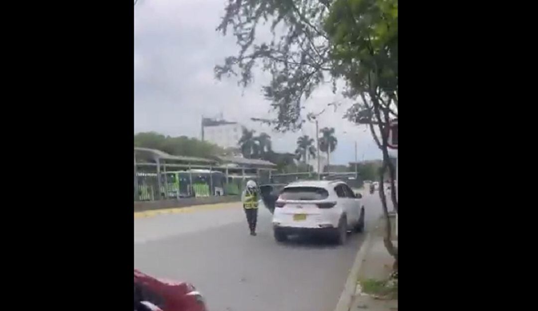 Polémica en Cali por indiferencia de un guarda de tránsito