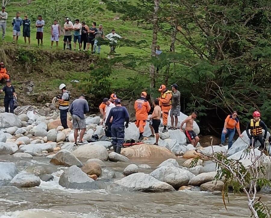 Rescate del cuerpo de un joven que murió en el río Cocorná. Foto: Bomberos Cocorná