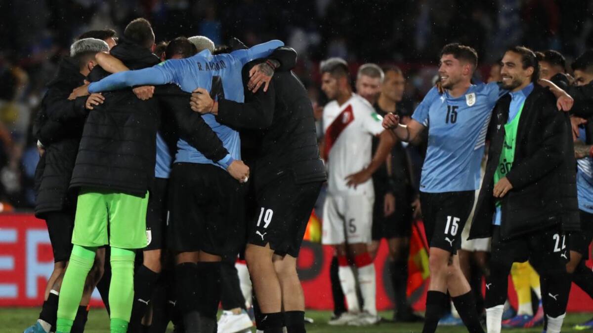 Uruguay clasifica al Mundial con polémica incluida en su victoria ante Perú