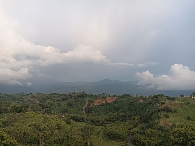 Día de cielo nublado y lluvias en Armenia. Foto: Adrián Trejos