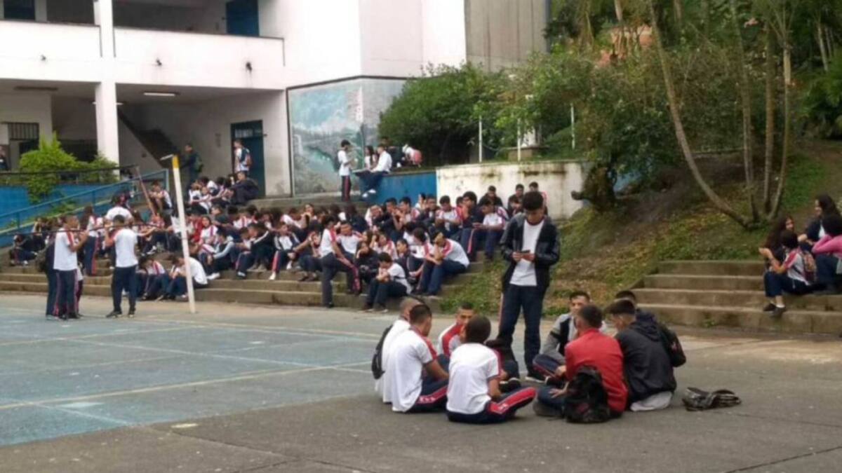 Paro estudiantil en el colegio Santa Isabel de Dosquebradas